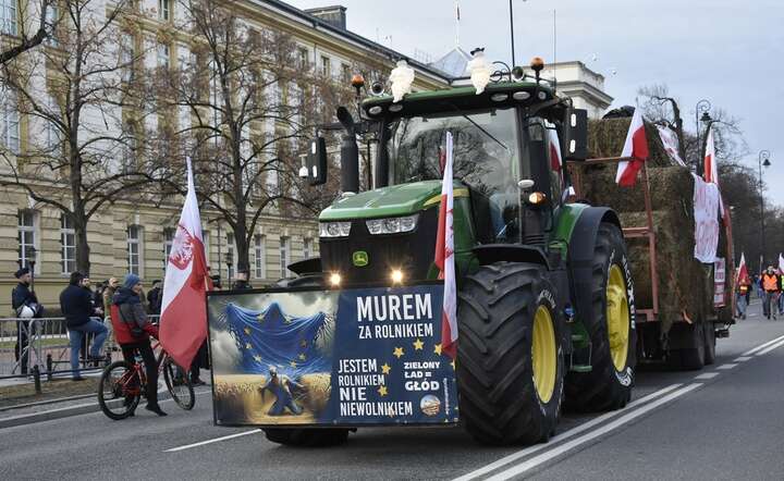 Tak protestowali rolnicy przed Kancelarią Premiera w Warszawie w lutym 2024 r. / autor: Fratria / LS