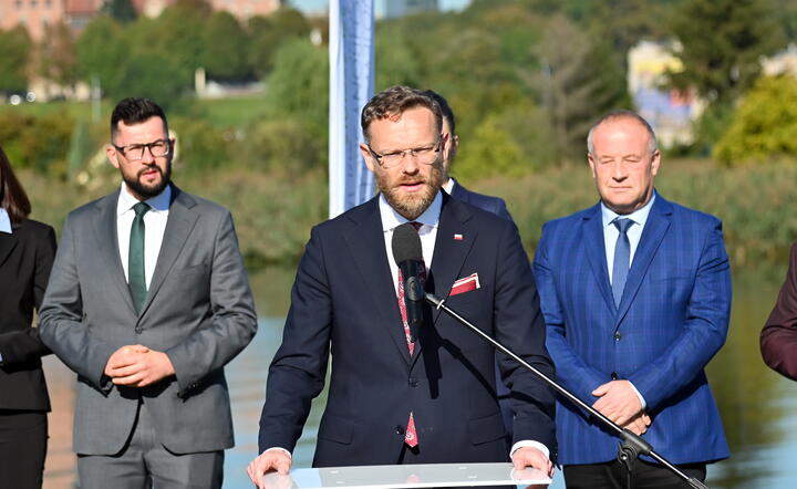 wojewoda zachodniopomorski Zbigniew Bogucki (C) / autor: fotoserwis PAP