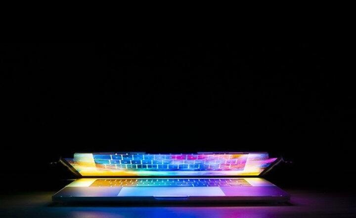 Kują żelazo. Chmurowy "uniwersytet", czyli Cloud Elite