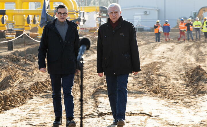 Premier Mateusz Morawiecki i sekretarz stanu w Kancelarii Prezesa Rady Ministrów i pełnomocnik rządu do spraw strategicznej infrastruktury energetycznej Piotr Naimski / autor: fotoserwis PAP
