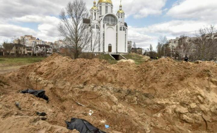 Grób ofiar w Buczy  / autor: PAP/EPA/OLEG PETRASYUK 
