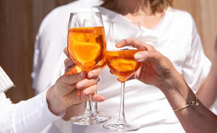 Kobiety metabolizują alkohol inaczej niż mężczyźni, co powoduje większe ryzyko dla ich zdrowia / autor: Pixabay