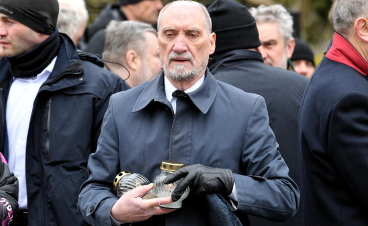 Obchody 12. rocznicy katastrofy smoleńskiej. Poseł PiS Antoni Macierewicz składa kwiaty na grobach ofiar katastrofy smoleńskiej / autor: PAP/Radek Pietruszka