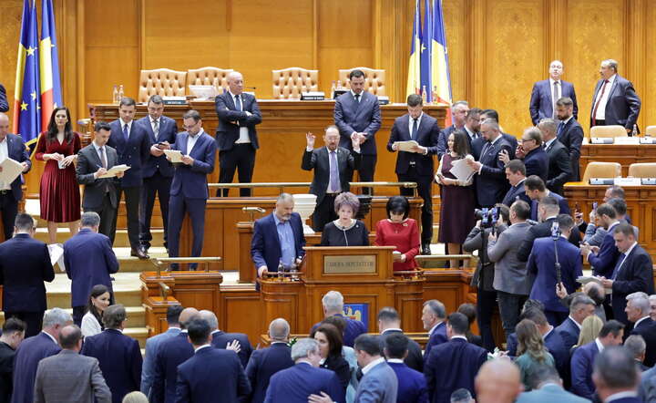 Rumunia.  Parlament przegłosował wotum nieufności wobec prAoeuropejskiego rządu Ilie Bolojana  / autor: PAP