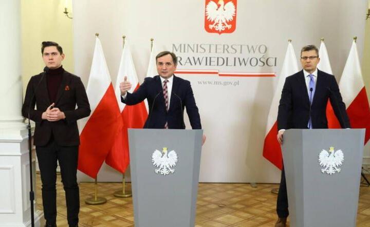 Marcin Sławecki, Zbigniew Ziobro i Marcin Warchoł  / autor: PAP/Rafał Guz