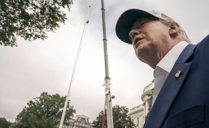 Prezydent Donald Trump podczas rozmowy z dziennikarzami przed wzniesieniem dwóch nowych masztów flagowych przed Białym Domem / autor: PAP/EPA/KEN CEDENO