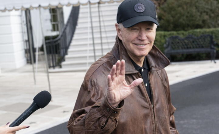Prezydent Joe Biden w rozmowie z prasą przed odlotem z Waszyngtonu, 13.01 / autor: PAP/EPA/CHRIS KLEPONIS