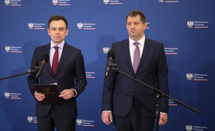  Minister finansów Andrzej Domański i sekretarz stanu w MF, szef Krajowej Administracji Skarbowej Marcin Łoboda  / autor: PAP