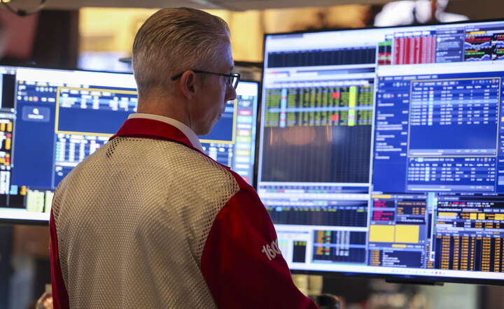 Makler na parkiecie giełdy nowojorskiej NYSE przy Wall Street, 29 września 2026 / autor: PAP/EPA/SARAH YENESEL