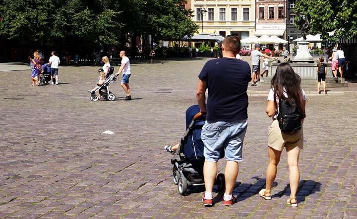 Młoda rodzina z dziećmi - ten widok w Polsce może stać się rzadkością / autor: Fratria / MK