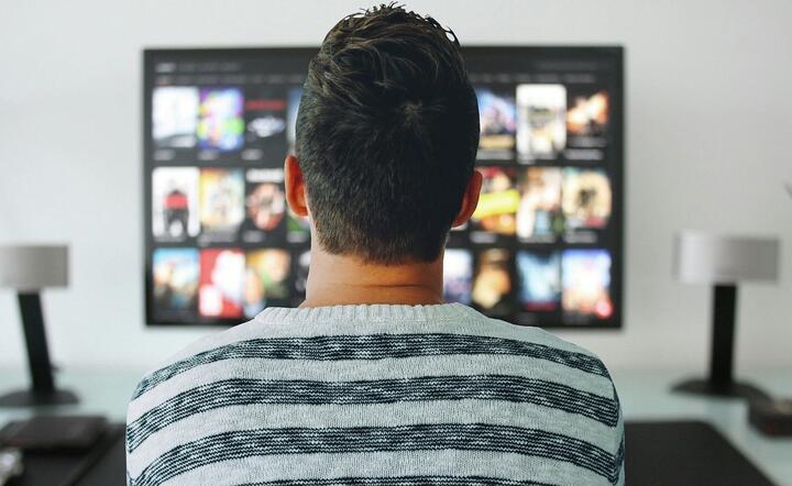 Ponad 77 proc. badanych sięga po komórkę, gdy telewizje prezentują bloki reklamowe / autor: Pixabay