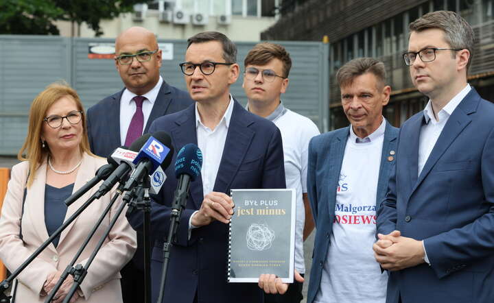 Kampania wyborcza do Parlamentu Europejskiego 2024. Posłowie PiS: Mateusz Morawiecki (3L), Piotr Mueller (P) i Małgorzata Gosiewska (L) oraz polityk PiS Alvin Gajadhur (2L)  / autor: PAP/ Paweł Supernak