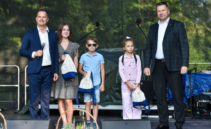 inister edukacji i nauki Przemysław Czarnek (P) wziął udział w Międzypokoleniowym Pikniku Ekologicznym w Dolinie Rzeki Ciemięgi w miejscowości Dys, 3 bm.  / autor: PAP/Wojtek Jargiło