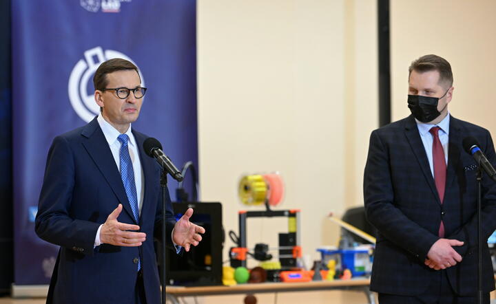 premier Mateusz Morawiecki i szef MEN Przemysław Czarnek podczas konferencji prasowej nt. otwarcia Labolatorium Przyszłości w Nowej Sarzynie / autor: fotoserwis PAP