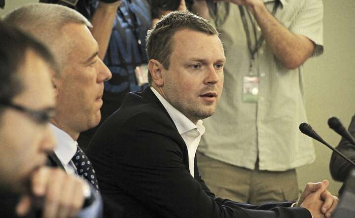 Michał Tusk (C) na przesłuchaniach w Sejmie ws. afery Amber Gold w 2017 r. w towarzystwie Romana Giertycha (L) / autor: Fratria / MCz