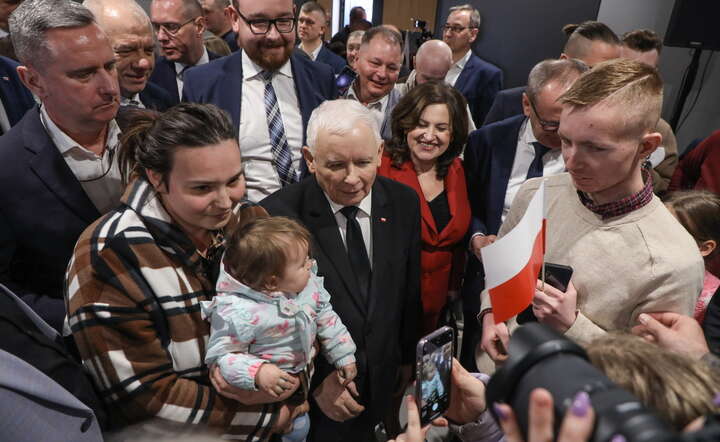 Prezes PiS Jarosław Kaczyński (C) na spotkaniu z mieszkańcami w Wysokim Mazowieckim / autor: PAP/Artur Reszko