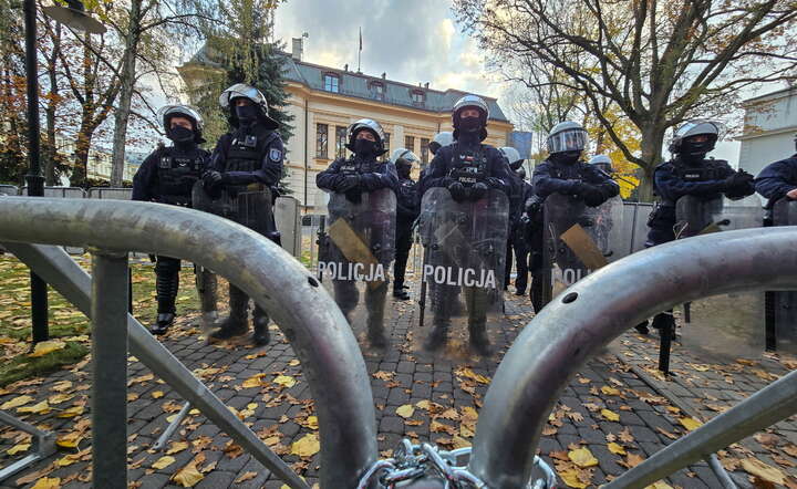  Zdjęcia policji przed budynkiem Trybunału Konstytucyjnego obiegły świat / autor: PAP/Radek Pietruszka