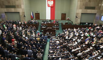 Sondaż: PiS nadal na prowadzeniu