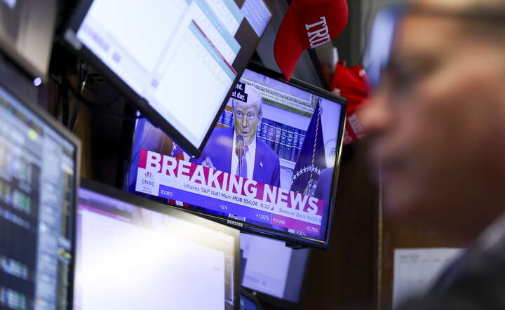 Parkiet giełdy w USA. Maklerzy śledzą najnowsze doniesienia o posunięciach prezydenta USA Donalda Trumpa / autor: PAP/EPA/JUSTIN LANE 