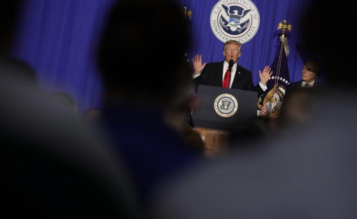 Prezydent Donald Trump na spotkaniu z funkcjonariuszami Departamentu Bezpieczeństwa, fot. PAP/EPA/Chip Somodevilla (2), fot. PAP/EPA