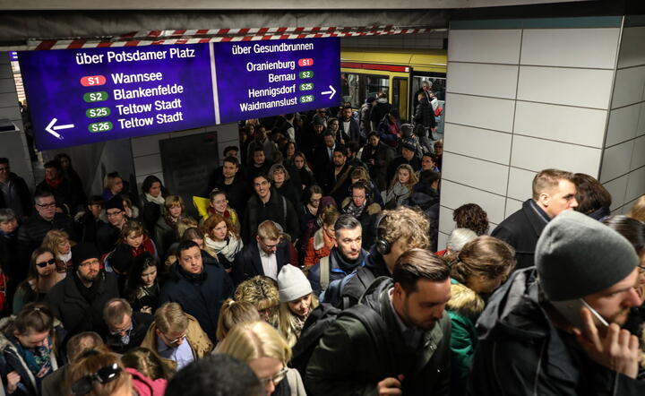 Strajk komunikcji miejskiej w Berlinie/stacja metra / autor: PAP/EPA/FELIPE TRUEBA