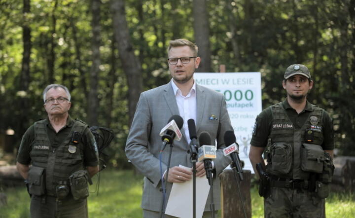 Grzywna za śmiecenie w lesie zostanie podniesiona z 500 zł do 5 tys. zł / autor: PAP/ Marcin Obara