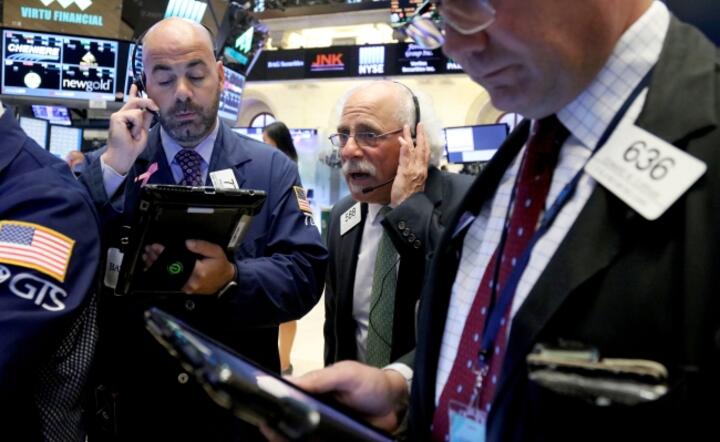 Maklerzy na parkiecie NYSE, fot. PAP/EPA/ANDREW GOMBERT