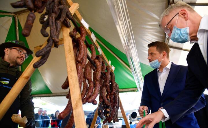 Prezydent Warszawy, kandydat PO w wyborach na prezydenta RP Rafał Trzaskowski (2P) i prezydent Poznania Jacek Jaśkowiak (P) podczas spotkania z mieszkańcami na Placu Bernardyńskim / autor: PAP/Jakub Kaczmarczyk