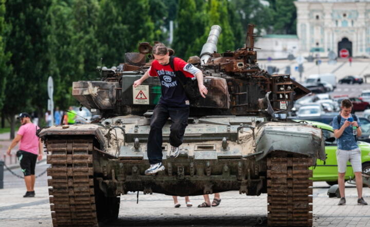 Wystawa zniszczonego sprzętu armii rosyjskiej na Placu Michajłowskim w Kijowie / autor: PAP/Viacheslav Ratynskyi