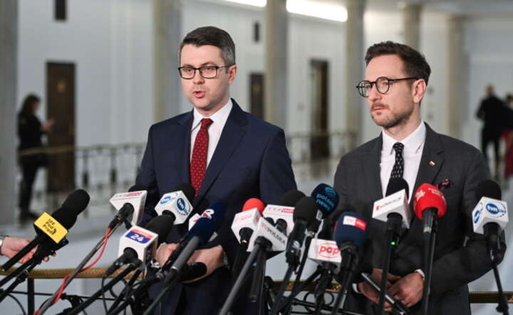 Posłowie PiS Piotr Mueller (L) i Waldemar Buda (P) podczas konferencji prasowej w Sejmie / autor: PAP/Radek Pietruszka