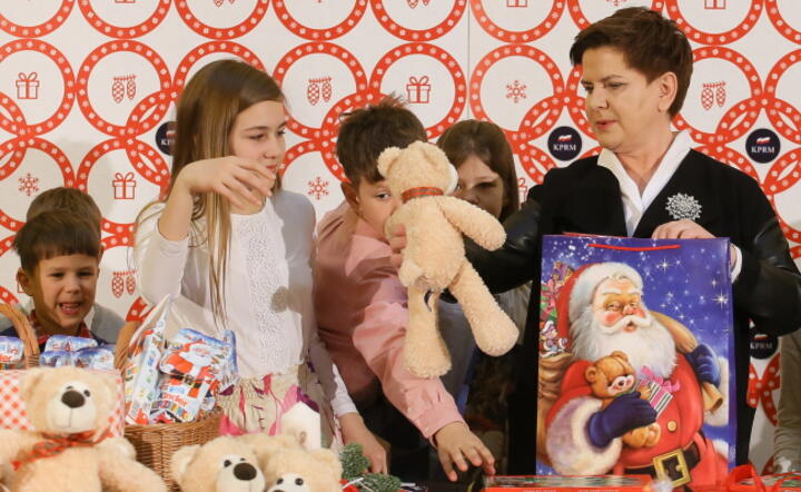 Premier Beata Szydło podczas spotkania z rodzinami wielodzietnymi w KPRM w Warszawie w sobotę 19 grudnia, fot. PAP / Paweł Supernak