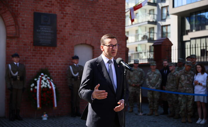 Mateusz Morawiecki przed Muzeum Powstania Warszawskiego / autor: PAP