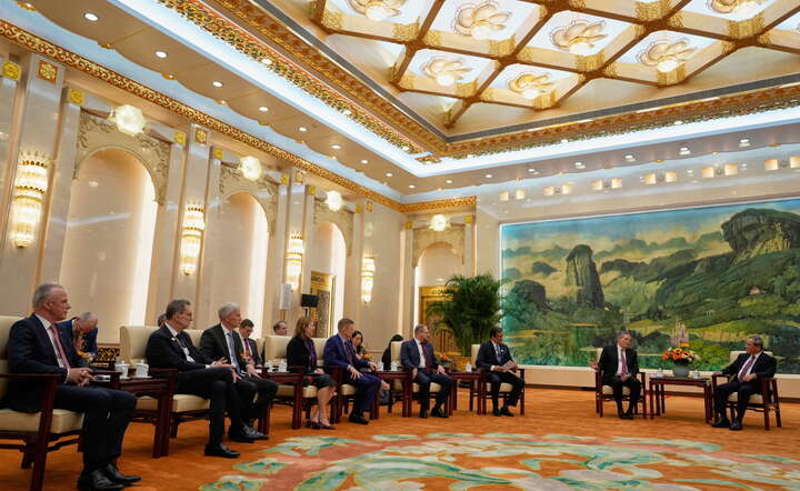 Spotkanie premiera Chin Li Qianga z republikańskim senatorem Steve Dainesem oraz siedmioma dyrektorami wyższego szczebla z amerykańskich firm / autor: PAP/EPA/Ng Han Guan