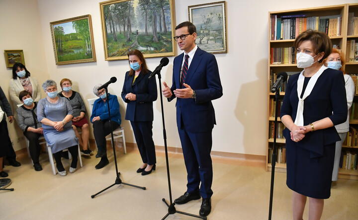 premier Mateusz Morawiecki, prezes ZUS Gertruda Uścińska i minister rodziny i polityki społecznej Marlena Maląg (P) / autor: fotoserwis PAP