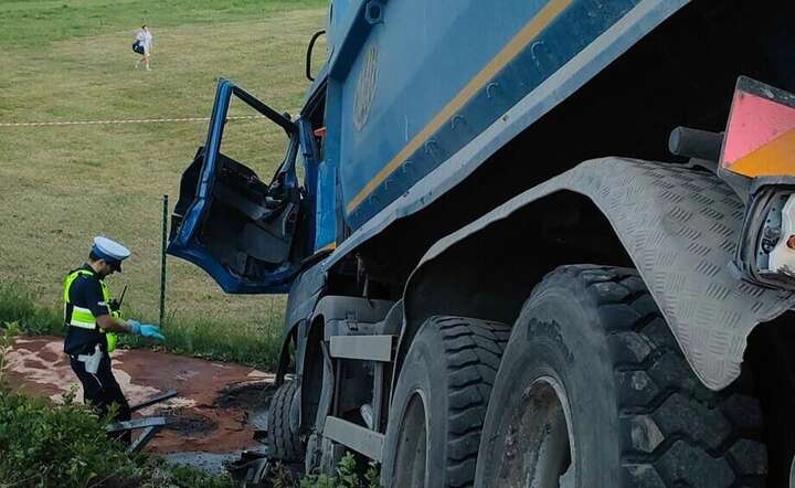 Wywrotka taranuje auta na światłach!
