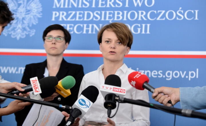 Minister przedsiębiorczości i technologii Jadwiga Emilewicz (P) i Joanna Knapińska (L) z Rządowego Centrum Legislacji, podczas spotkania nt. projektu nowego Prawa zamówień publicznych / autor: PAP/Jakub Kamiński