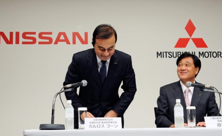 Szef koncernu Renault/Nissan  Carlos Ghosn i prezes Mitsubishi Motors Corp. Osamu Masuko na konferencji w Tokio, fot. PAP/EPA/FRANCK ROBICHON