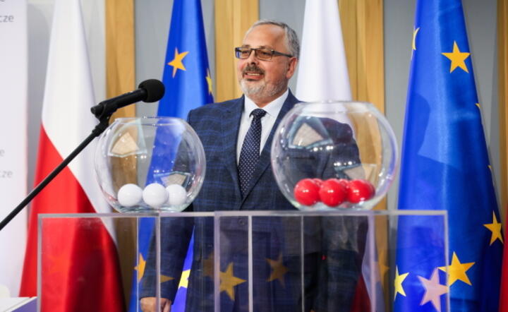 Wybory do Sejmu Rzeczypospolitej Polskiej 2023 r. Członek komisji Ryszard Balicki podczas losowania numerów list kandydatów na posłów w wyborach do Sejmu Rzeczypospolitej Polskiej w siedzibie Państwowej Komisji Wyborczej / autor: PAP/Leszek Szymański