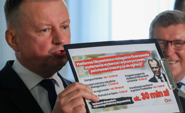  Przewodniczący KP PiS Mariusz Błaszczak (L) i poseł PiS Zbigniew Kuźmiuk (P) podczas konferencji prasowej w Sejmie / autor: PAP/Paweł Supernak