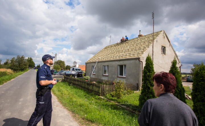 TRZECIANÓW GOSPODARSTWO ZNISZCZONE PO NAWAŁNICY / autor: 	PAP/Marek Zakrzewski