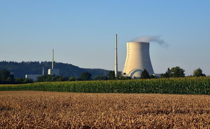 PIE: Rosnące ceny emisji CO2 to pomysł na redukcję przemysłu