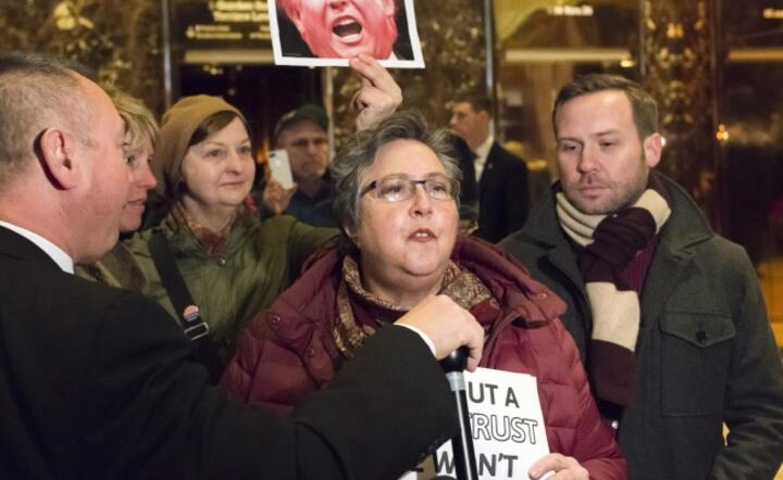 Kilku protestujących przeciw wyborowi Trumpa protestuje w Trump Tower w Nowym Jorku, fot. PAP/ EPA/Albin Lohr-Jones