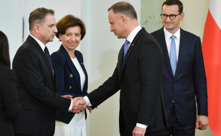 Prezydent RP Andrzej Duda (2P) oraz minister rodziny i polityki społecznej Marlena Maląg (2L), premier Mateusz Morawiecki (P) i przewodniczący NSZZ "Solidaność" Piotr Duda (L) podczas uroczystości w Pałacu Prezydenckim w Warszawie. / autor: PAP/Radek Pietruszka