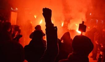 Sylwester: 2,5 tys. osób na imprezie! Starcia z policją!