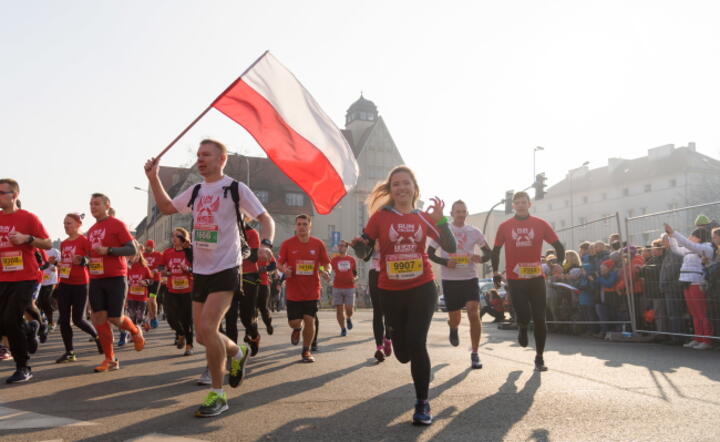 Około 22500 osób wystartowało, 11 bm. w poznańskim Biegu Niepodległości na dystansie 10 km w ramach obchodów 100-lecia odzyskania niepodległości przez Polsk / autor: fot. PAP/Jakub Kaczmarczyk
