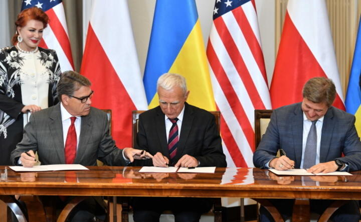 Sekretarz stanu w KPRM Piotr Naimski (2L) , sekretarz energii USA Rick Perry (1L), Sekretarz Rady Bezpieczeństwa i Obrony Narodowej Ukrainy Oleksandr Danyliuk, ambasador USA w Polsce Georgette Mosbacher (stoi) podpisują memorandum / autor: PAP/Piotr Nowak