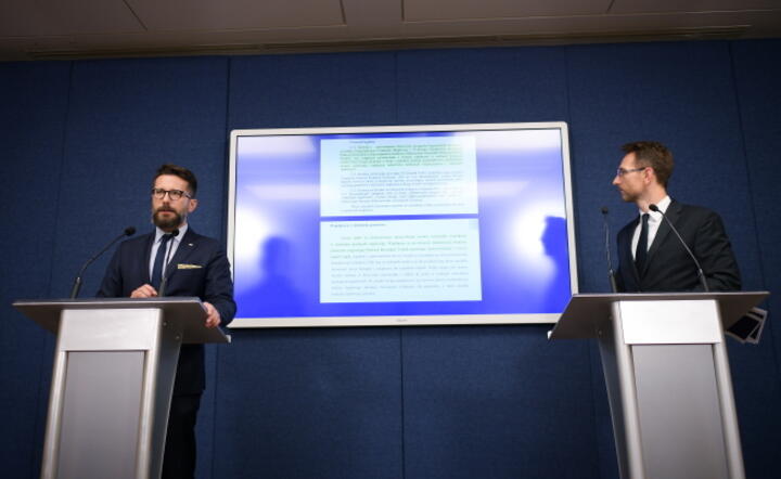 Minister rozwoju i technologii W. Buda  i rzecznik prasowy PiS  R.  Fogiel / autor: PAP/Marcin Obara