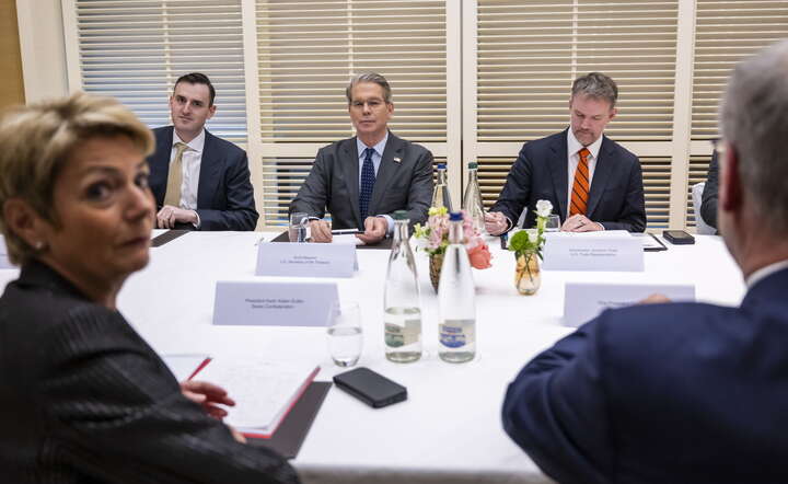 Sekretarz skarbu USA Scott Bessent (C) na spotkaniu z Karin Keller-Sutter, prezydent Szwajcarii (L),  / autor: PAP/EPA/MARTIAL TREZZINI