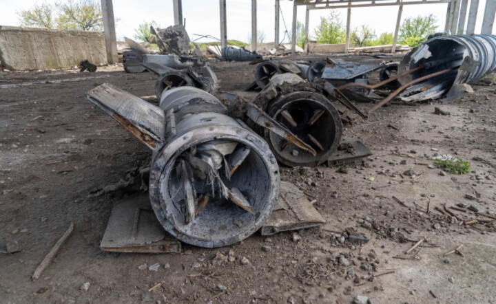 Fragmenty pocisków S-300 na składowisku amunicji we wsi Cyrkuny w obwodzie charkowskim / autor:  PAP/Mykola Kalyeniak