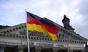„Schroeder ze zbrodniarzami na rosyjskiej imprezie”